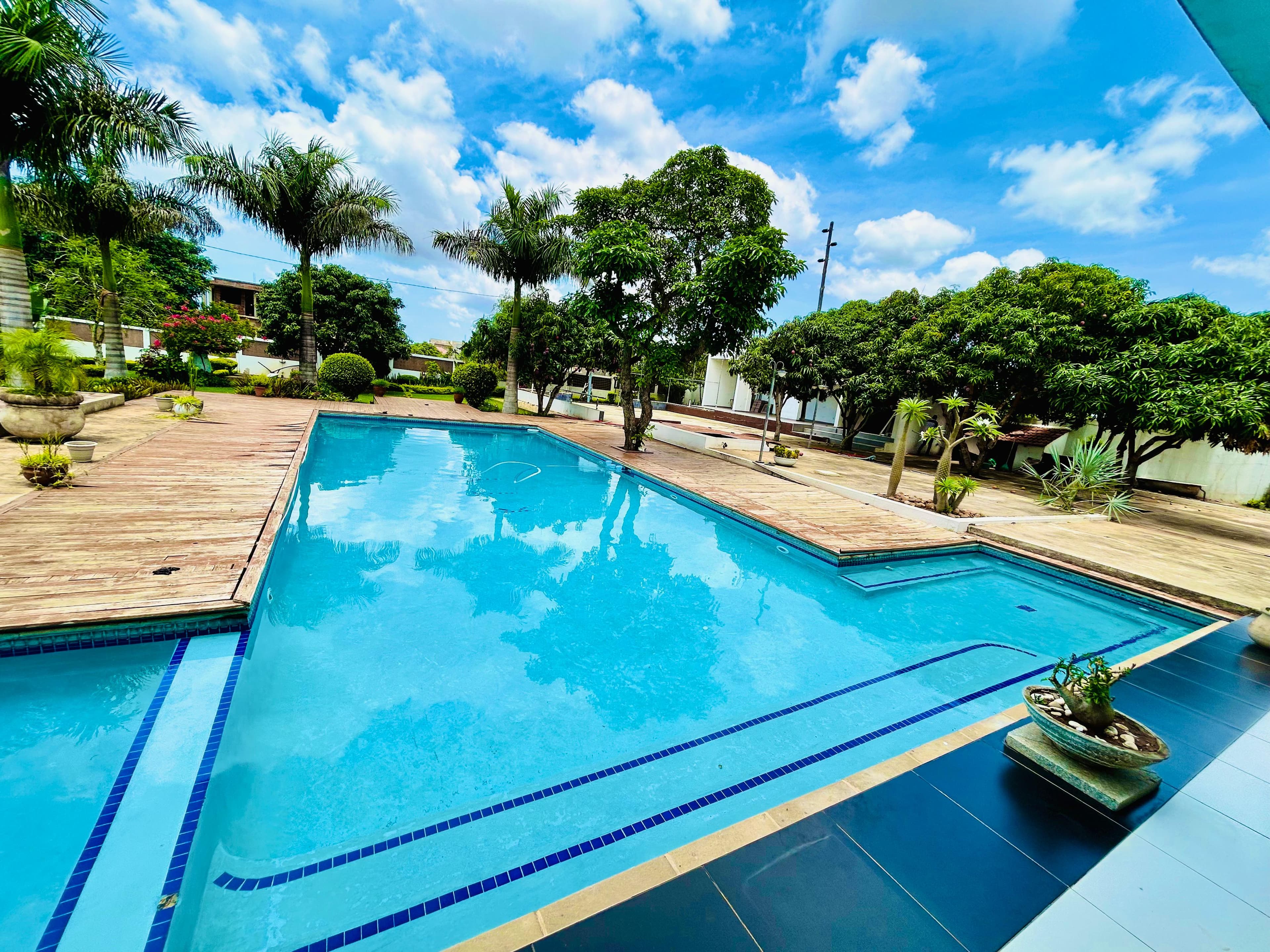 Piscina grande caseira tipo retangular